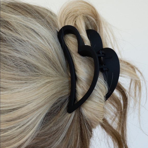 New Wavy Claw Clip - Picture 2 of 4